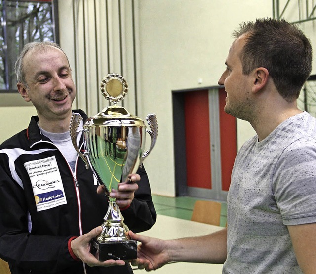 Ralf Stertz (l.) bekommt vom TTC-Vorsi...derik Schopferer den Pokal berreicht.  | Foto: Privat