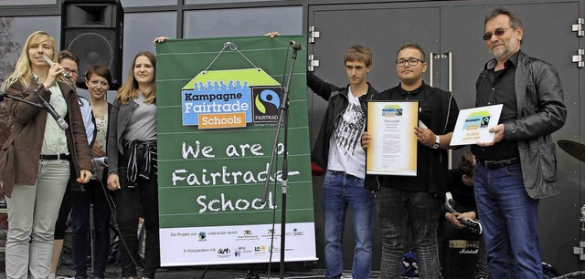 Die Fairtrade-Auszeichnung wurde im Ra...bergeben, rechts Rektor Bernd Thoma.   | Foto: Dieter Fink
