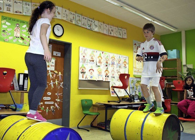 Kinder der Balancegruppe trainieren ei... bis sie das endlich auch proben kann.  | Foto: Babette Staiger