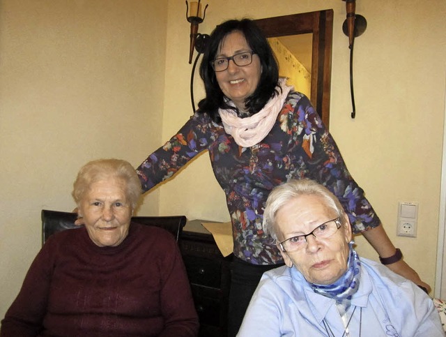 Heimleiterin Cornelia Khler mit Christa Lutz (links) und Erna Greber.  | Foto: Reiner Merz