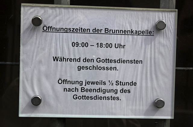 Statt Schilderwald am Eingang der Brun...le ein Hinweis auf die ffnungszeiten.  | Foto: Herbert Birkle