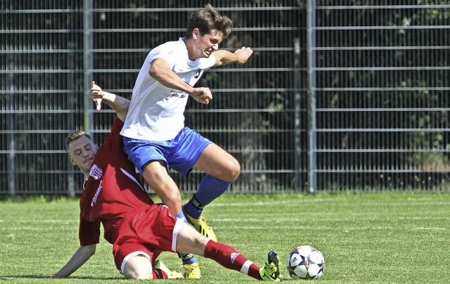 Die jungen Spieler haben schon zugesag...rg, rechts) gegen Jan Hirsch (FVLB II)  | Foto: Konzok