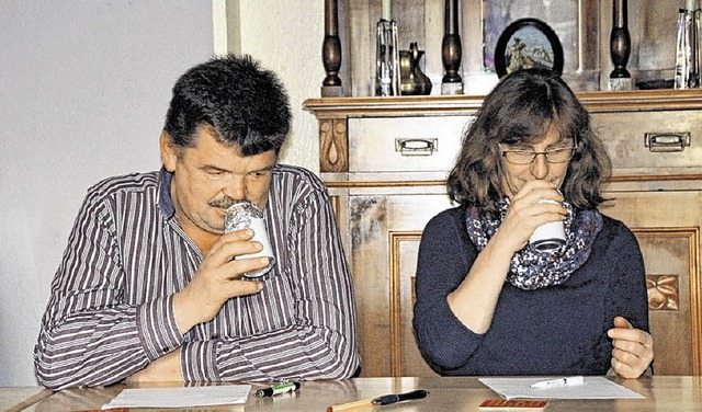 Mathias und Irene Glunk beim Geruchste...ch nur auf seine Nase verlassen muss.   | Foto: Jakober