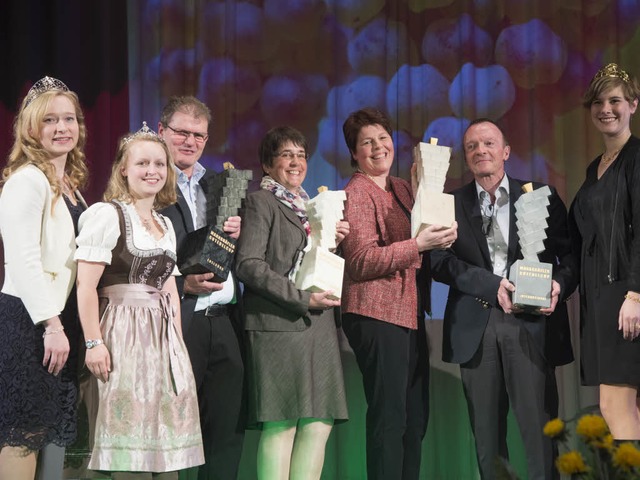 Gewinner mit Weinhoheiten (von links):...che Weinknigin Josefine Schlumberger.  | Foto: Volker Mnch