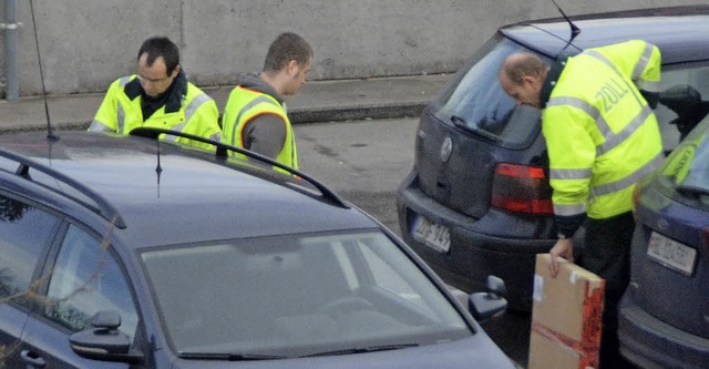 Eine Zollstreife berprft  einen Schw... ein Paket zur deutschen Post bringt.   | Foto: Lauber