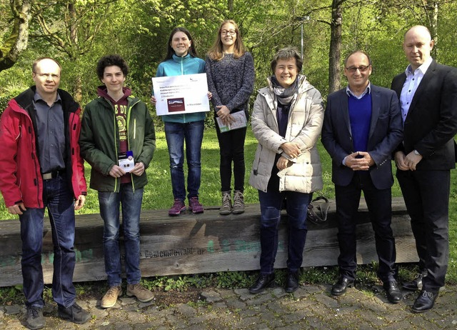 Bei der bergabe (von links): Christop..., Manfred Stratz und Christoph Bigler   | Foto: Landratsamt Lrrach/Schulzentrum