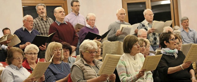 Die Mnner des Chors 72 proben gemeins...einen die &quot;Carmina Burana&quot;.   | Foto: Katharina Bartsch