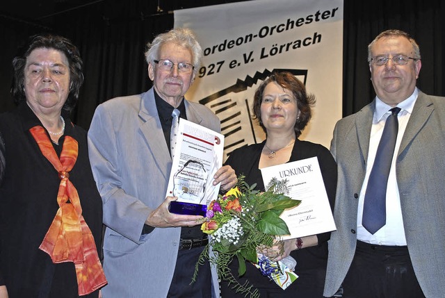 Gerlinde Arnold (links) und Dietmar Fi...zieren im Akkordeon Orchester Lrrach.  | Foto: Thomas Loisl Mink