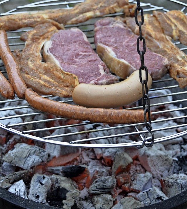 Leckeres vom Grill wartet bei den Maischnken der Vereine auf die Ausflgler.  | Foto: langelott