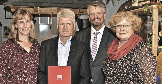 Friedrike Schlatterer (rechts) ehrte d...sitzende Birte Knnecke gratulierten.   | Foto: KAi Kricheldorff