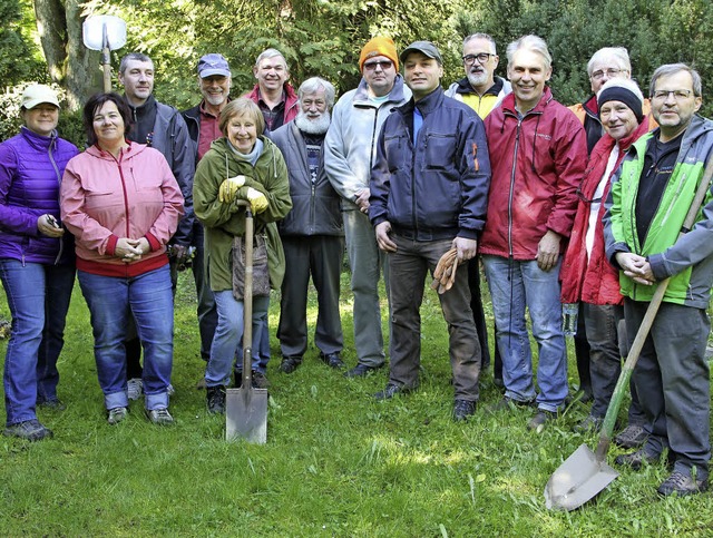 Zum 18. Mal halfen Mitarbeiter der Fir...8222;Erhalt Au-Friedhof&#8220; mit.     | Foto: Susanne Kanele