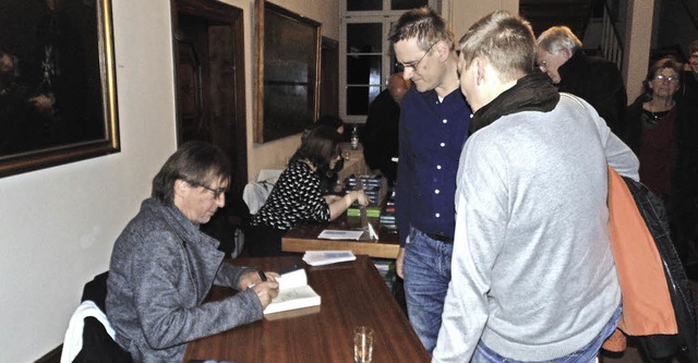 Buchautor Wolfgang Schorlau (links) na...ch Zeit, seine Bcher zu signieren.     | Foto: Michael Gottstein