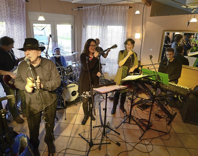 Jetzt mit zwei Frauen: die Neue Wunderbare Band bei der ffentlichen Probe   | Foto: Ingo Schneider