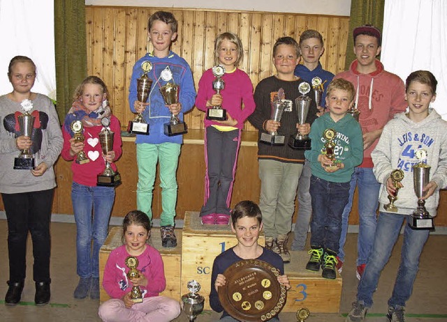 Mit Stolz prsentierten die erfolgreic...uer Kinderskifests ihre vielen Pokale.  | Foto: Heiko Beha