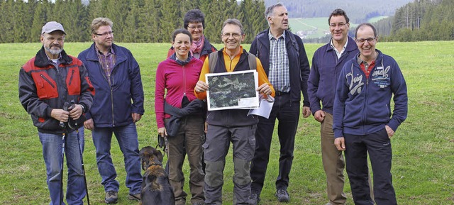 Gruppenbild mit Hund: Der Gemeinderat Eisenbach war wieder auf Grenzwanderung.    | Foto: GERT BRICHTA