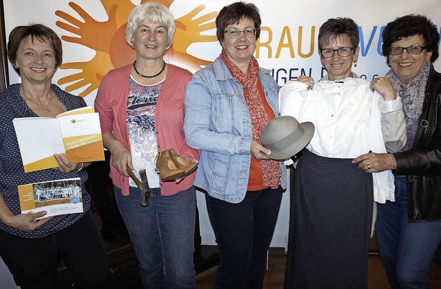 Cornelia Maier (von links), Johanna Al...chichte des Frauenvereins darstellen.   | Foto: Ursula Freudig