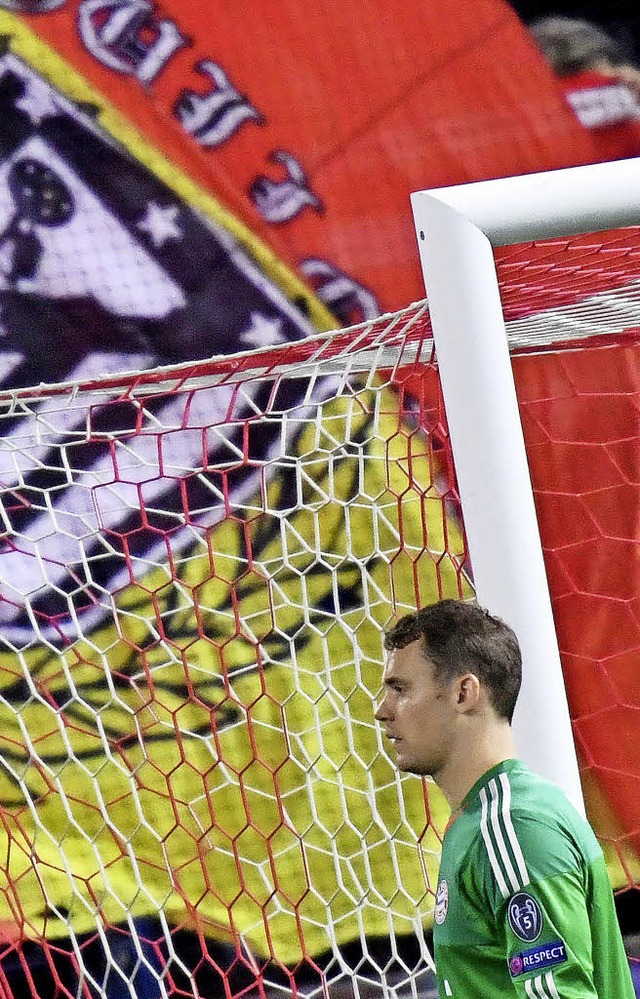 Bedrppelt: Manuel Neuer vor einer Atltico-Flagge   | Foto: dpa