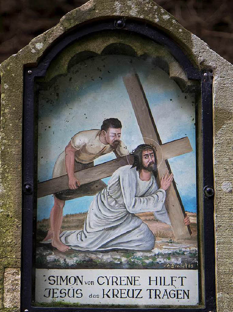 Bildstckle auf dem Stationenkreuzweg zeigt das Leiden Jesu Christi von der Verurteilung bis zur Kreuzigung