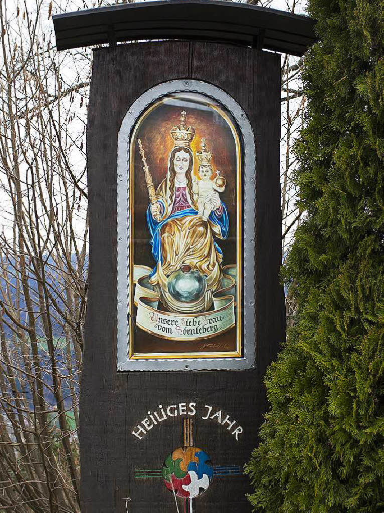 Marienbild mit Jesuskind auf dem Scho, steht neben dem Freialtar