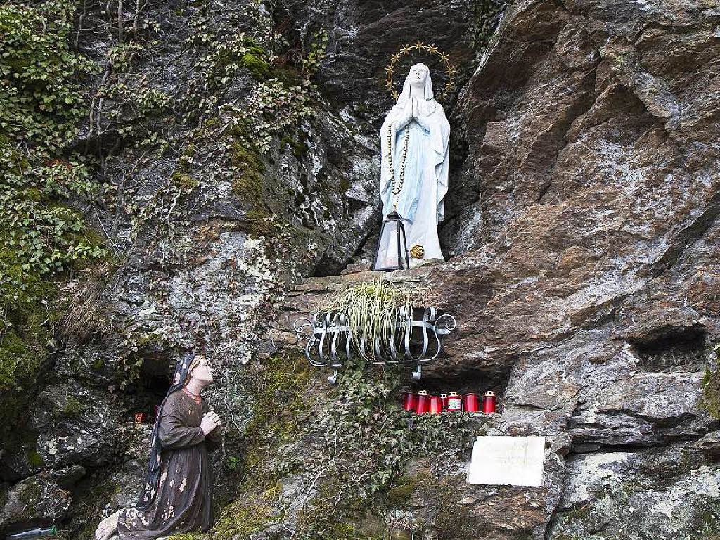 Lourdesgrotte unterhalb des Rasthauses, errichtet 1960, restauriert von Martin Schonhardt 1994, heilige Maria mit Strahlenkranz