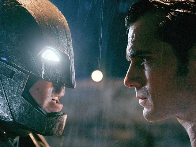 Ben Affleck (links), Henry Cavill als Batman und Superman   | Foto:  Warner Bros. Enternainment Inc./TM &amp; DC Comics/dpa