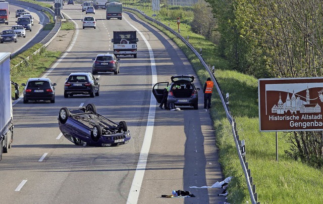 Eines der beiden Unfallautos blieb mitten auf der Autobahn auf dem Dach liegen.   | Foto: Peter Heck