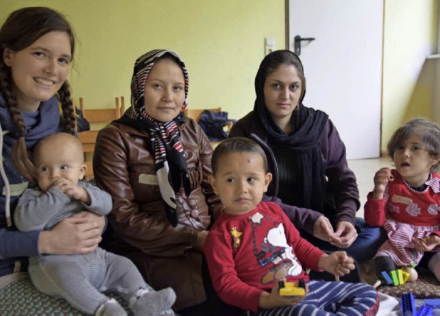 Freundin vor Ort: Rebecca Fahl, Fatema...und Najeebe Akrami mit ihren Kindern.   | Foto: Beatrice Ehrlich