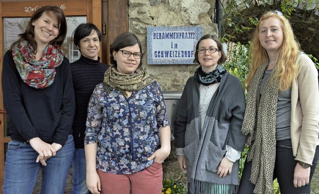 Die Hebammen Stefanie Lauber, Sarah Ni...arbeiten im Elterncaf in Zarten mit.   | Foto: Katja Marr