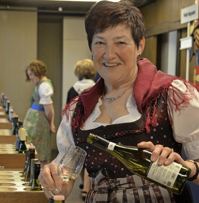 Freundliche Ausschenkerinnen in heimis...n zum Bild des Mllheimer Weinmarktes.  | Foto: A. huber