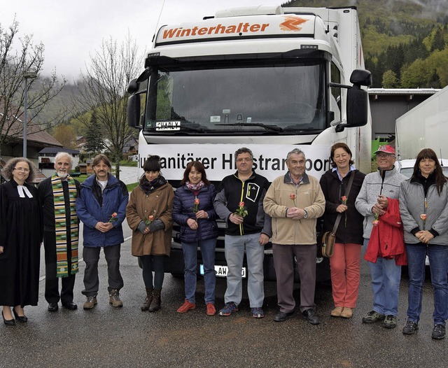 Vor der Abfahrt nach Rumnien wurde ei...Osteuropa&#8220; in Todtnau gesegnet.   | Foto: Ulrike Jger