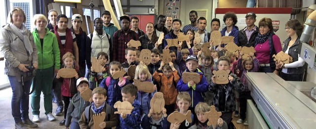 Kindergartenkinder bekamen in der  Gew...er, die Flchtlinge gefertigt  haben.   | Foto: Hege