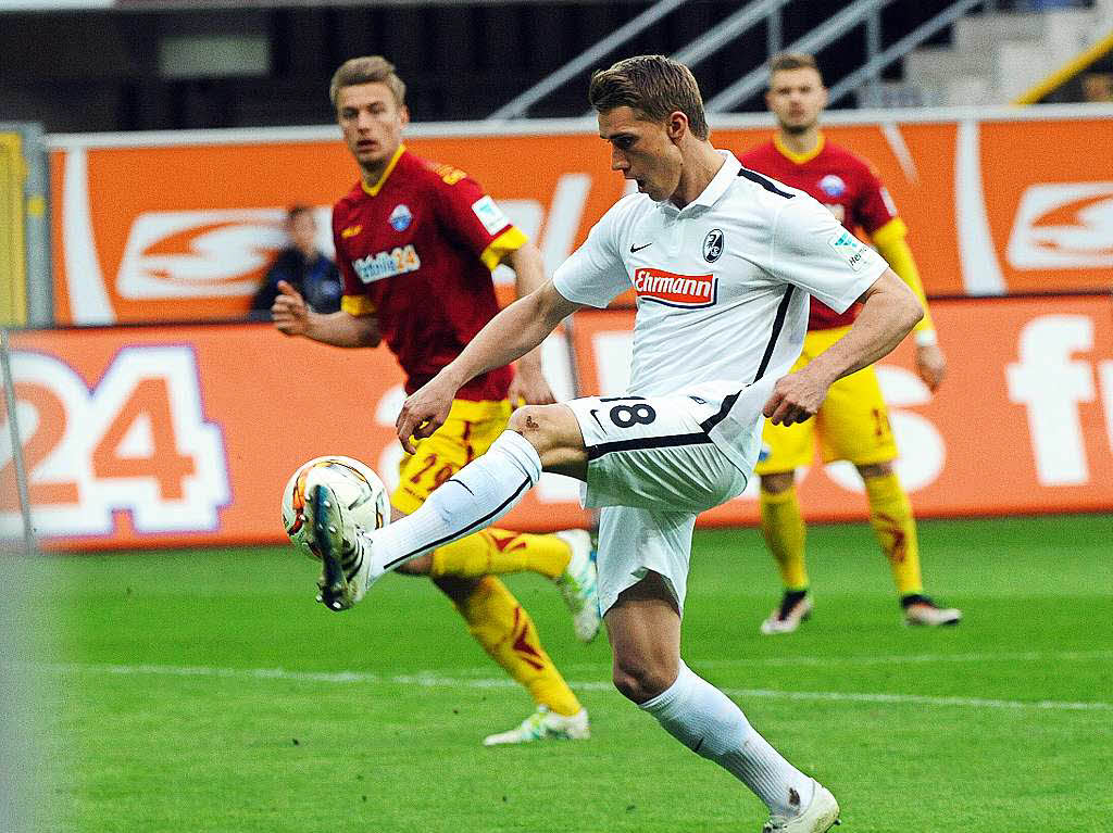 Den gefhlvollen Heber, den kann er: Nils Petersen erzielt hier unter Beobachtung der Paderborner das zwischenzeitliche 2:0.