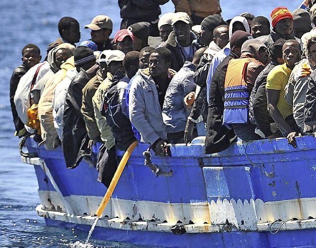 Flchtlingsboot vor Lampedusa  | Foto: dpa