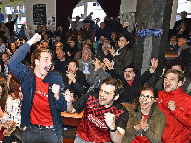 Geschafft: Der Jubel in der Mehlwaage in Freiburg kennt keine Grenzen.  | Foto: Michael Bamberger