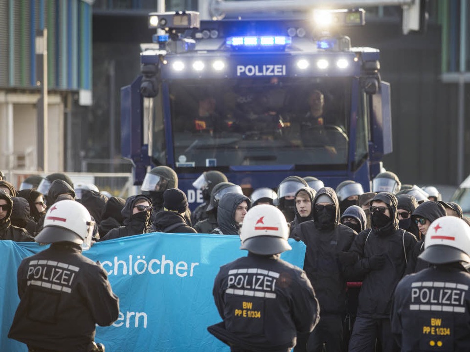 Polizisten umstellen die Demonstranten.  | Foto: dpa