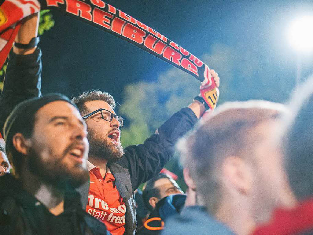 Tausende SC-Fans empfangen den Aufsteiger am frhen Samstagmorgen am Schwarzwaldstadion.