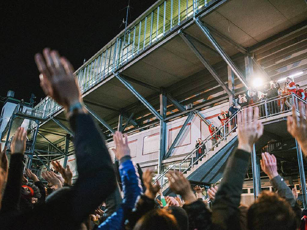 Tausende SC-Fans empfangen den Aufsteiger am frhen Samstagmorgen am Schwarzwaldstadion.