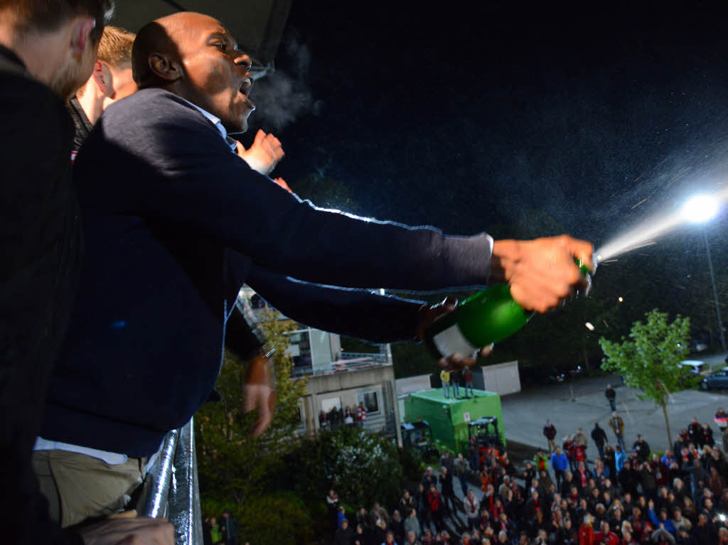 Tausende SC-Fans empfangen den Aufsteiger am frhen Samstagmorgen am Schwarzwaldstadion.