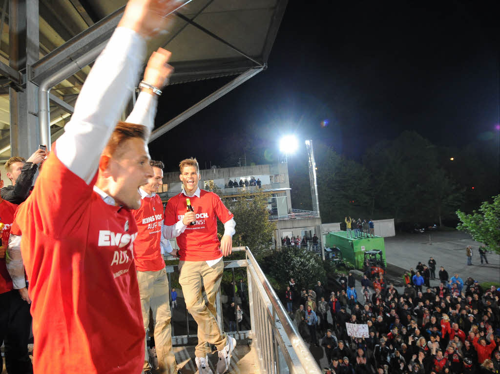 Tausende SC-Fans empfangen den Aufsteiger am frhen Samstagmorgen am Schwarzwaldstadion.