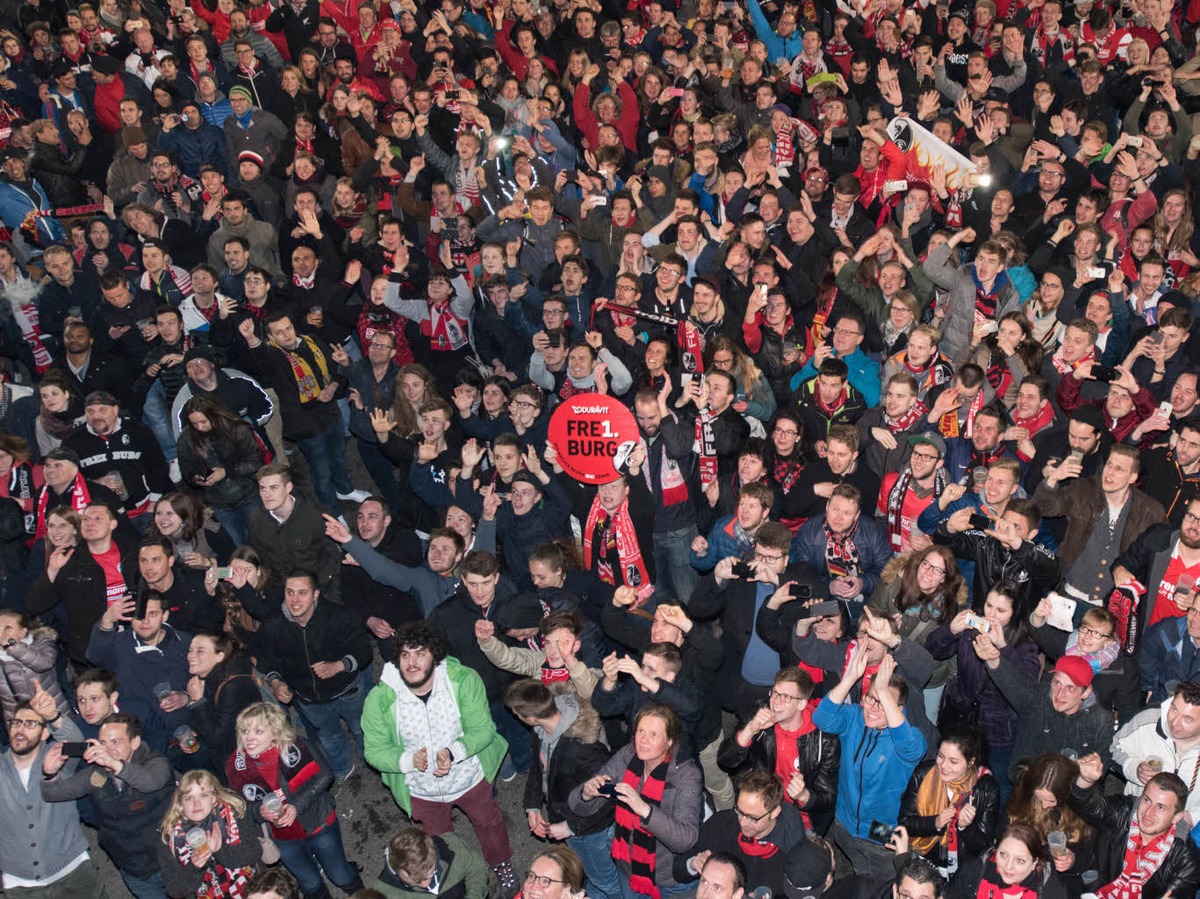 Tausende SC-Fans empfangen den Aufsteiger am frhen Samstagmorgen am Schwarzwaldstadion.