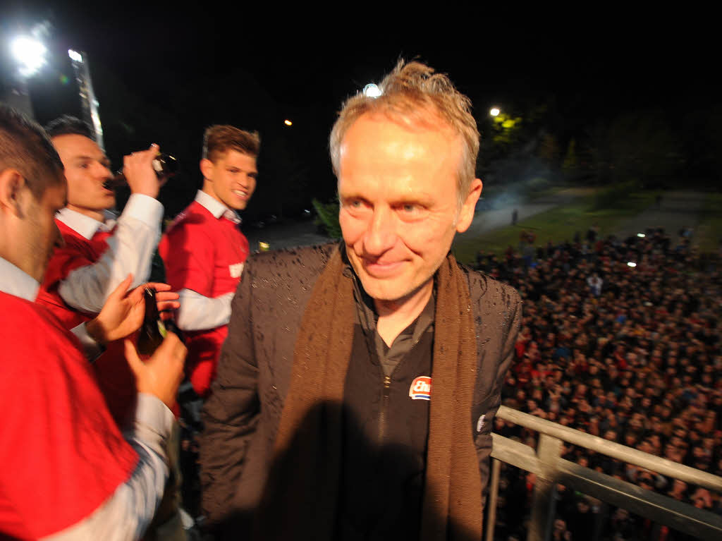 Tausende SC-Fans empfangen den Aufsteiger am frhen Samstagmorgen am Schwarzwaldstadion.