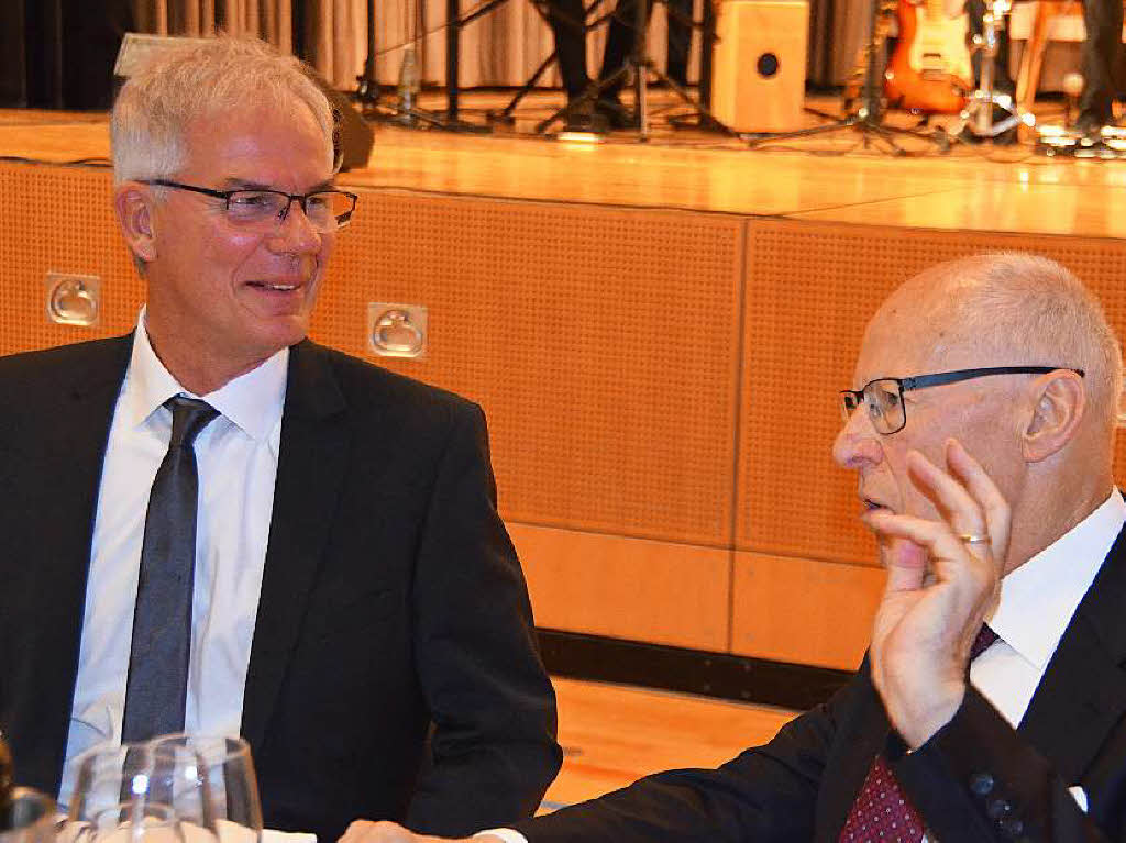 Brgermeister Rainer Mosbach im Gesprch mit Professor Schott