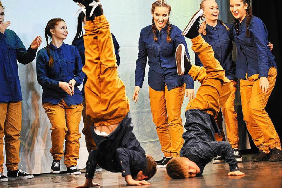 Los ging es mit der Tanzgruppe „Waisenkinder“, in der auch unter der Regie von Hannah Manke und Lotta Rieger einige Jungs ihre Breakdance-Künste zeigten ... (Foto: Hans-Peter Müller) Los ging es mit der Tanzgruppe „Waisenkinder“, in der auch unter der Regie von Hannah Manke und Lotta Rieger einige Jungs ihre Breakdance-Künste zeigten ... (Foto: Hans-Peter Müller)