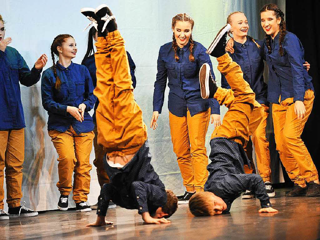 Los ging es mit der Tanzgruppe „Waisenkinder“, in der auch unter der Regie von Hannah Manke und Lotta Rieger einige Jungs ihre Breakdance-Knste zeigten ...
