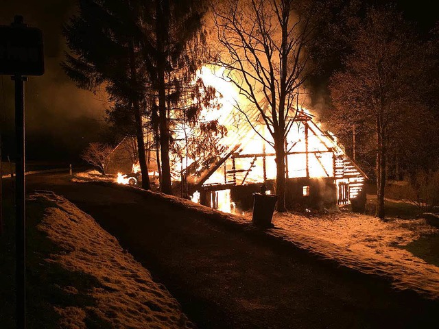 Das Bauernhaus wurde komplett ein Raub der Flammen.  | Foto: Bergwacht Todtmoos