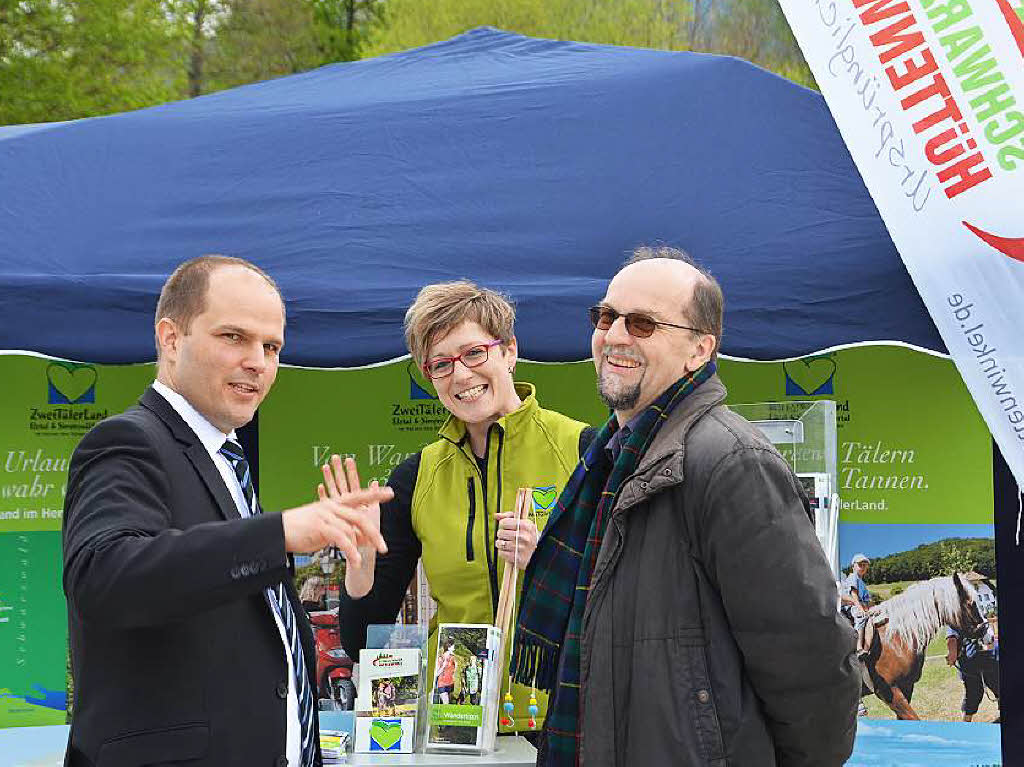 OB Gtzmann mit Hubert Bleyer von der Stadtverwaltung und Zweitlerlandchefin Ulrike Schneider