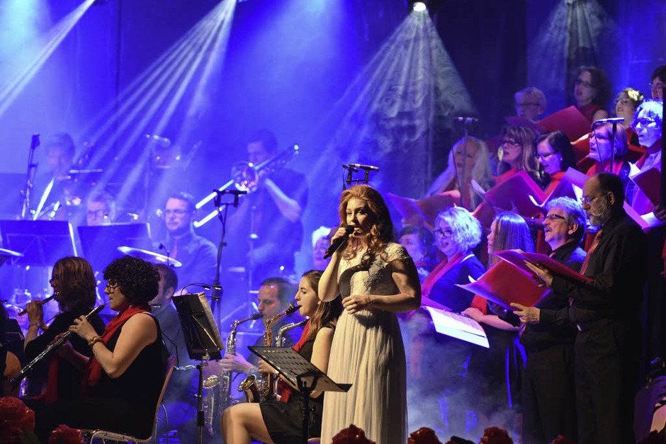 Sängerin Sarah Kettenmann umringt von Musikern und Chor auf der Bühne (Foto: Martin Eckert (3)/Roswitha Frey) Sängerin Sarah Kettenmann umringt von Musikern und Chor auf der Bühne (Foto: Martin Eckert (3)/Roswitha Frey)