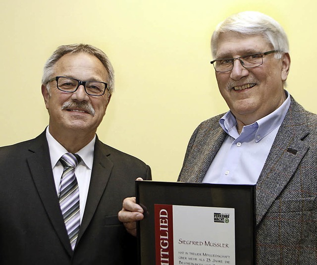 Der Vorsitzende Kurt Reith ernannte Siegfried Mussler zum Ehrenmitglied.   | Foto: Heidi Fssel
