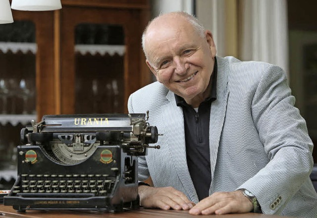 Wolfgang Beck in seinem heimischen Win...maschine, die er als Deko aufbewahrt.   | Foto: Christoph Breitahupt