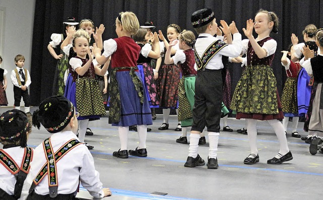 Die Kindervolkstanzgruppe des Trachten...den Tanz in den Mai in der Festhalle.   | Foto: Fotos: Karin Heiss